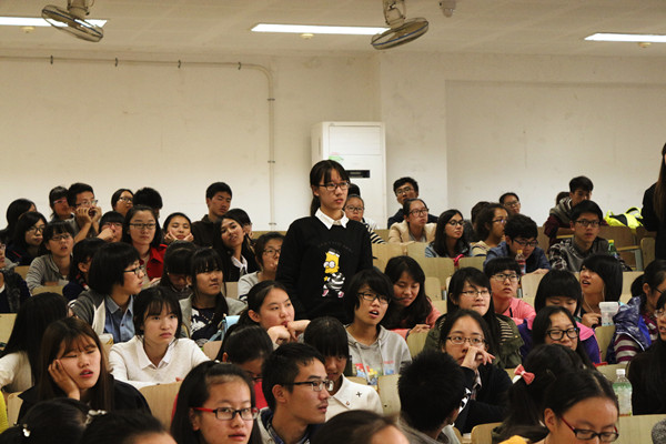 【水果派
新生导航系列讲座】Learn to learn--水果派
院长与14级学生亲密接触