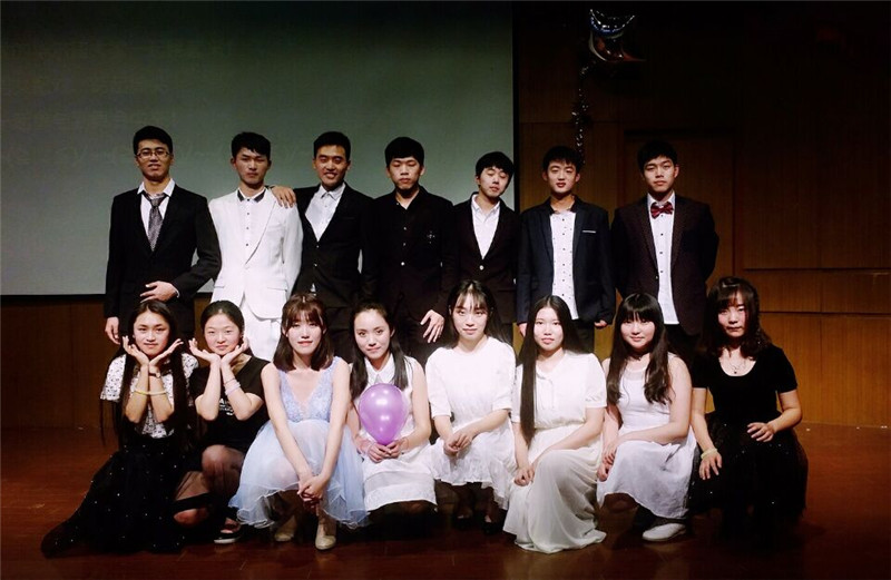 水果派
举行2016年女生节舞会