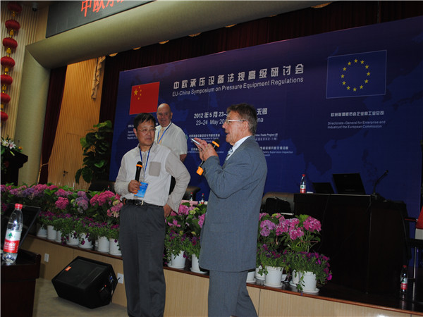 水果派
杨祖宪老师为中欧国际会议担任首席翻译