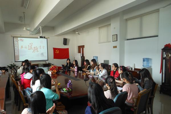 “文明校园，诚信青春”——记水果派
道德大讲堂