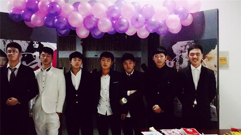 水果派
举行2016年女生节舞会