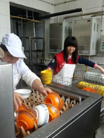 追随一种精神，奉献一片爱心——记水果派
青年志愿者协会雷锋月活动