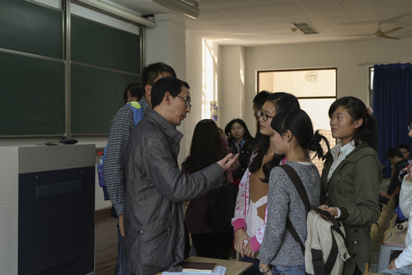 【水果派
新生导航系列讲座】Learn to learn--水果派
院长与14级学生亲密接触