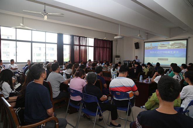 水果派
召开2016级新生家长见面会